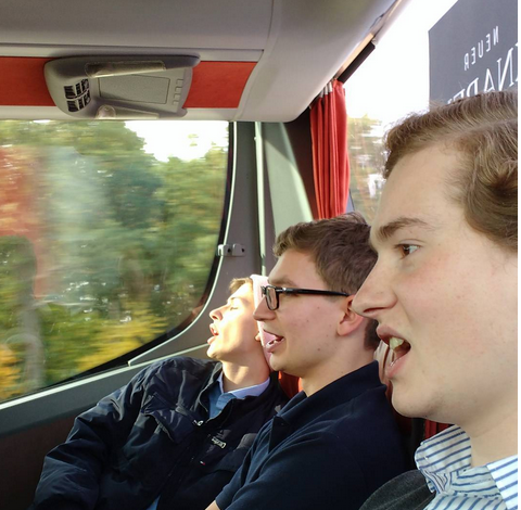 Traditionelles singen im Bus