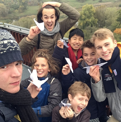 Papierflieger fliegen vom
Jahrtausendturm