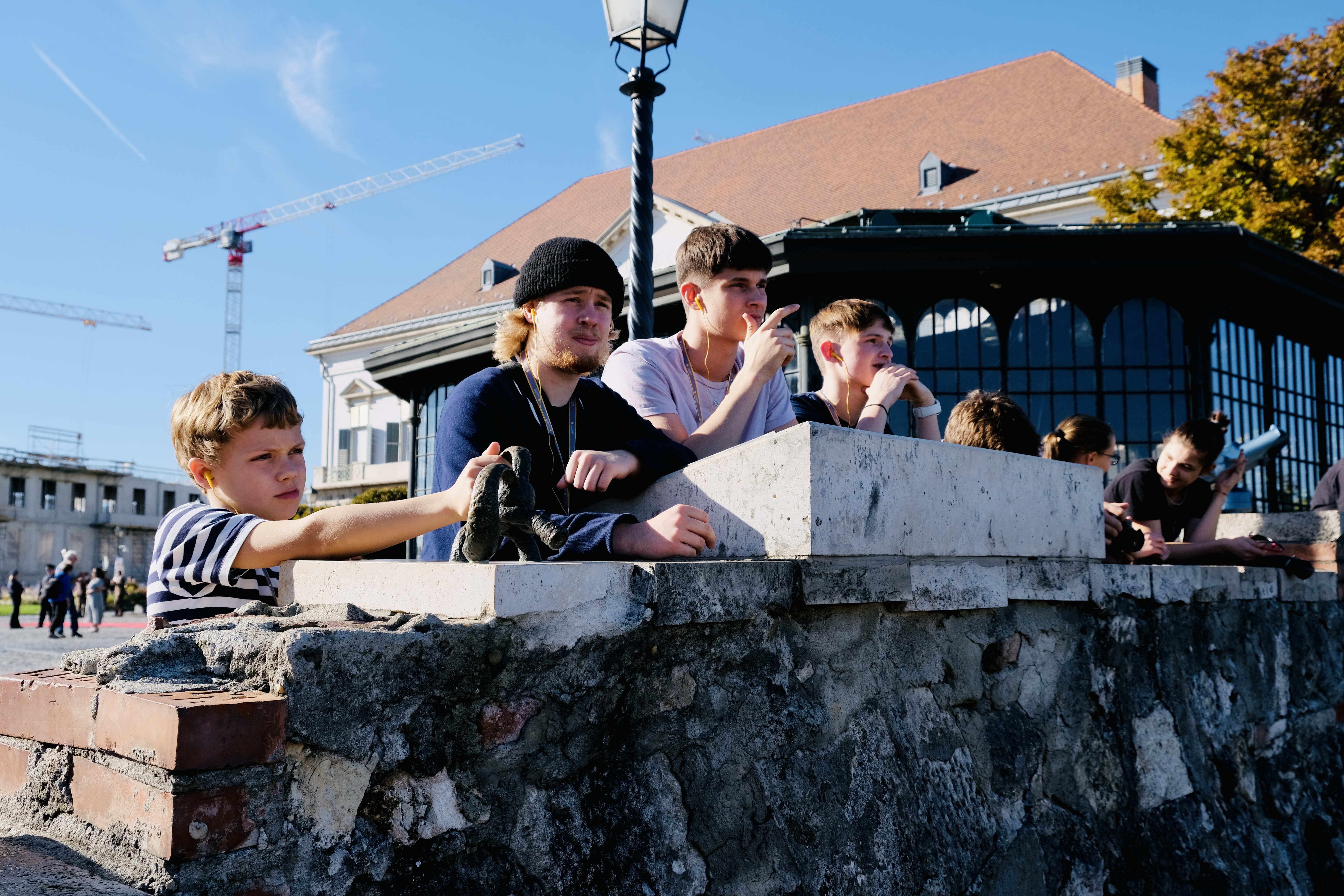 Jaron, Tobi, Arved und Finn hören der Stadtführerin aufmerksam zu