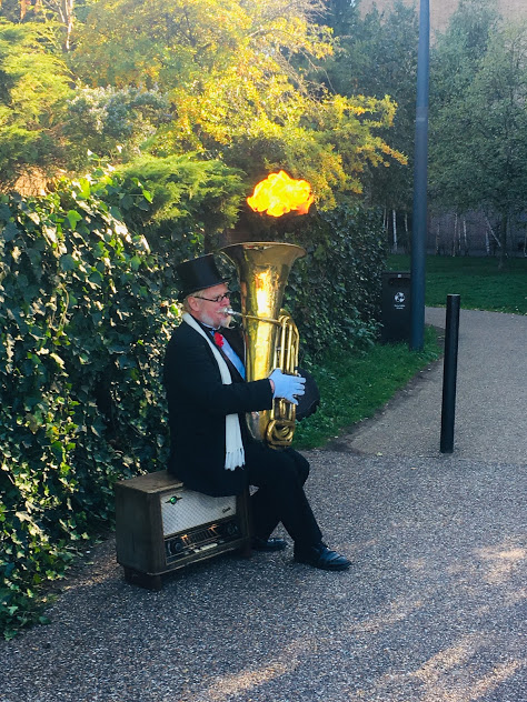 Die Flammenspeiende Tuba